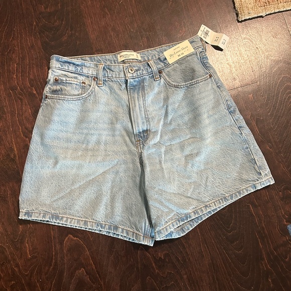 NWT Abercrombie & Fitch High Rise Loose Short - Picture 2 of 7